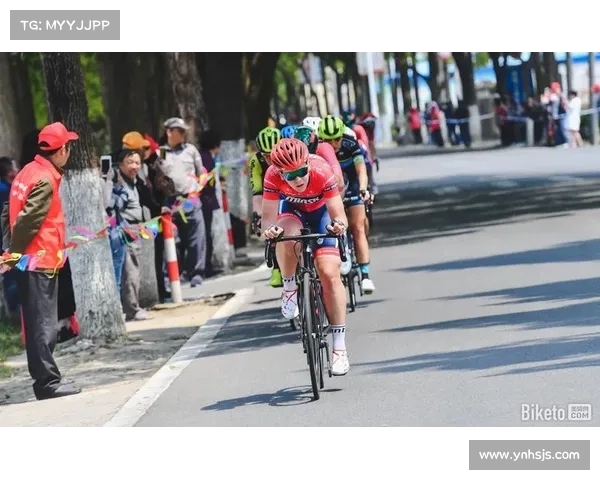 女子冲刺赛中努鲁伊莎凭借强大爆发力成功逆袭夺冠的精彩过程